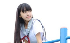 小恩雅穿红色内衣